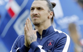 足球队几个人一队，足球队至少几个人